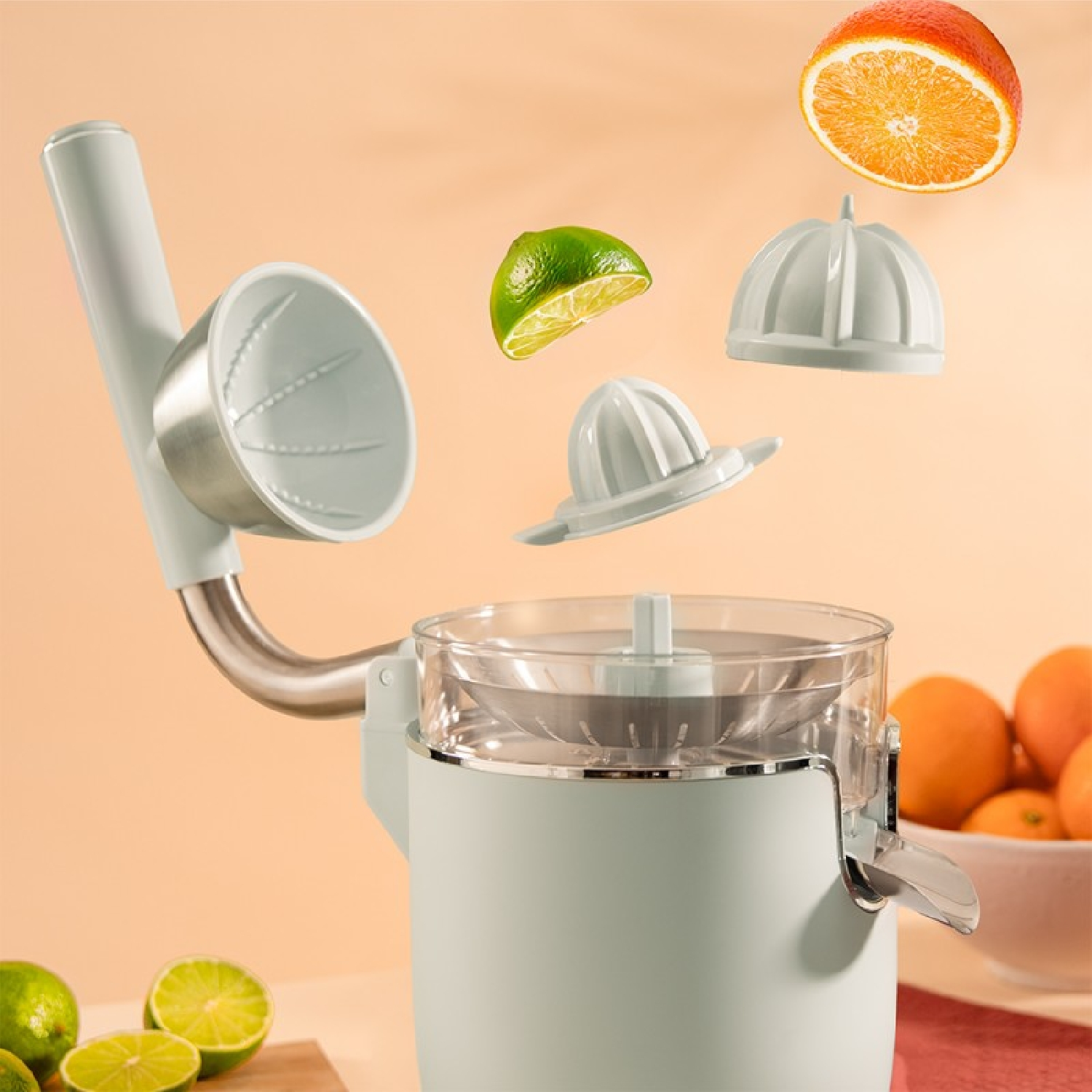 Una exprimidora con frutas: limones, limas y naranjas. Algunas partes están desprendidas y flotando en el aire.