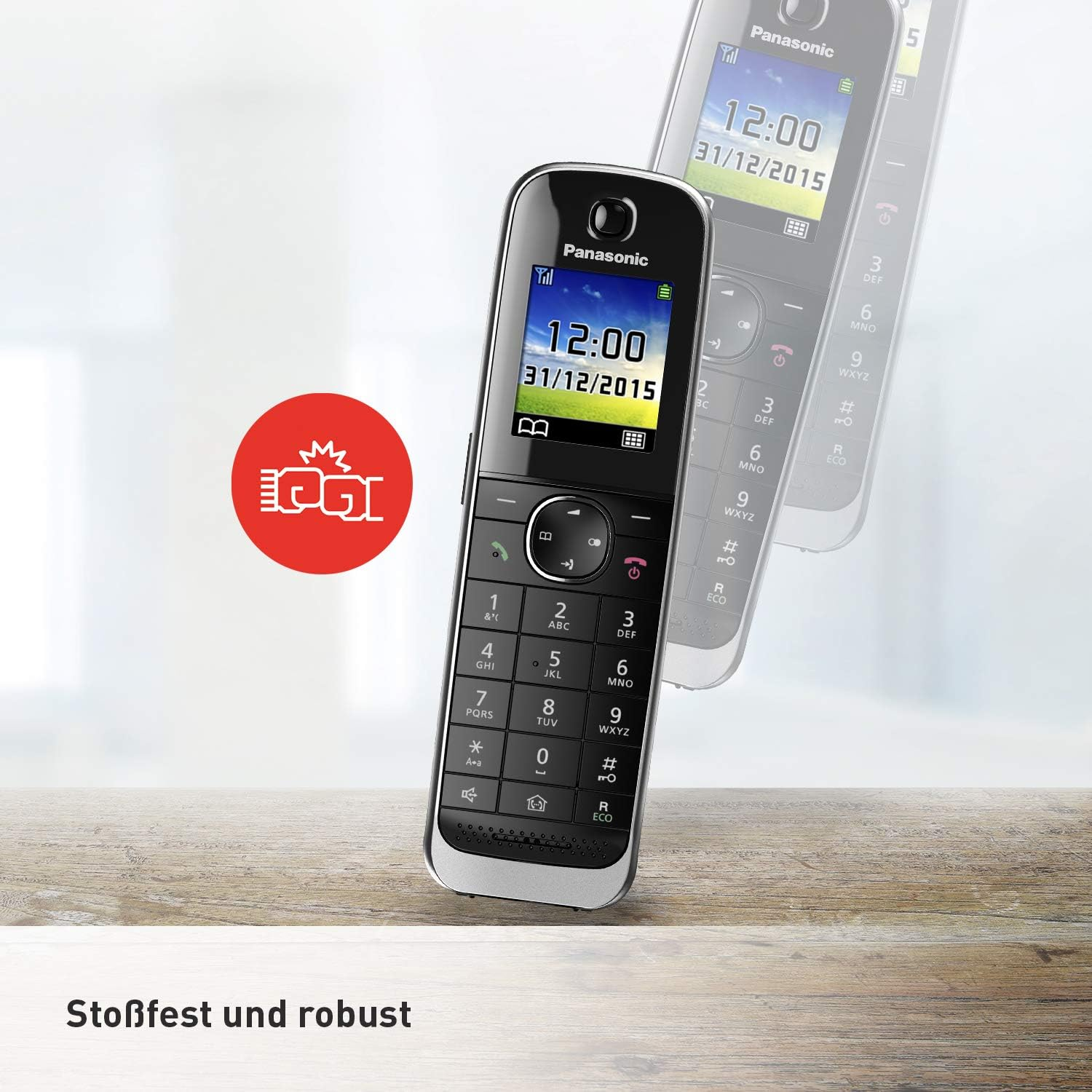 Un téléphone Panasonic noir et argent avec un écran affichant l'heure et la date. Un deuxième téléphone est flou.