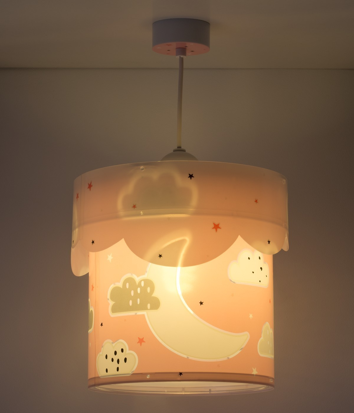 Una lámpara colgante rosa con diseño de luna y nube, con un fondo blanco.