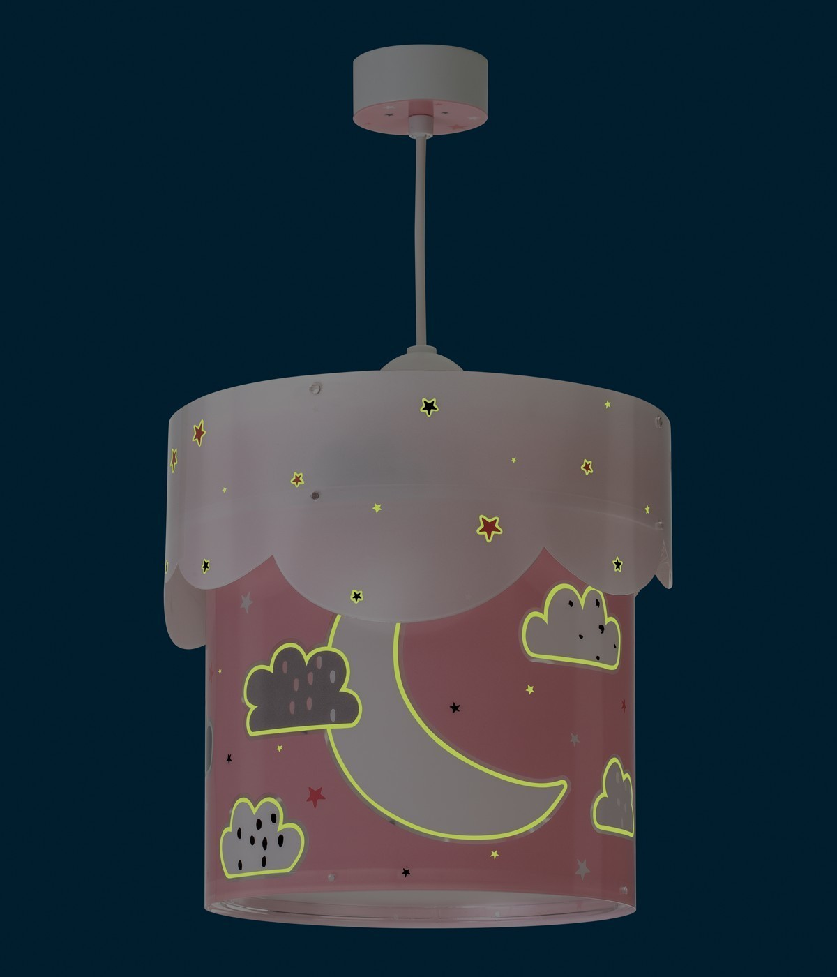 Una pantalla de lámpara rosa con diseño de luna y estrellas, colgando del techo sobre fondo azul oscuro.