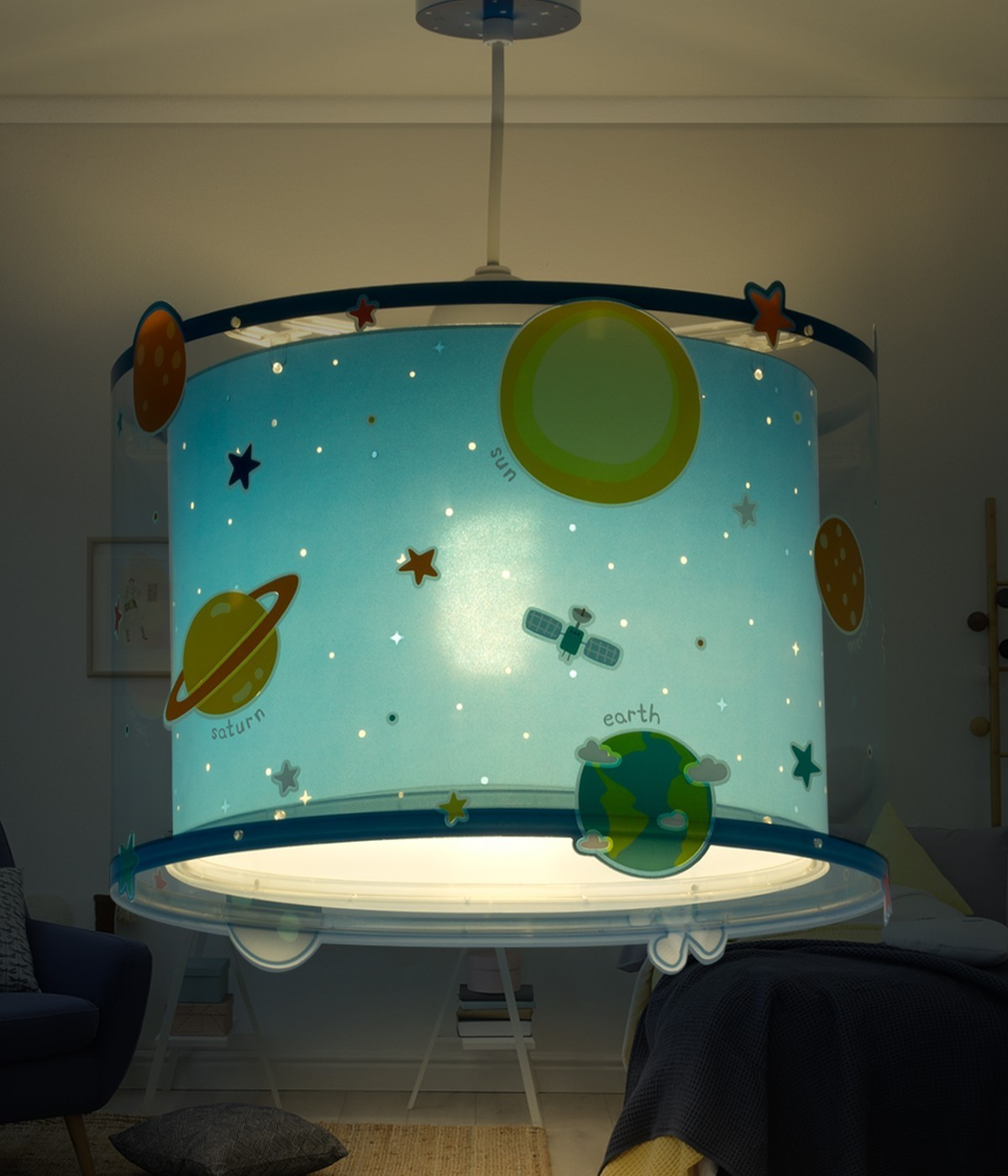 Lámpara de techo azul y blanca con temática de planetas, con planetas y estrellas, en dormitorio infantil.
