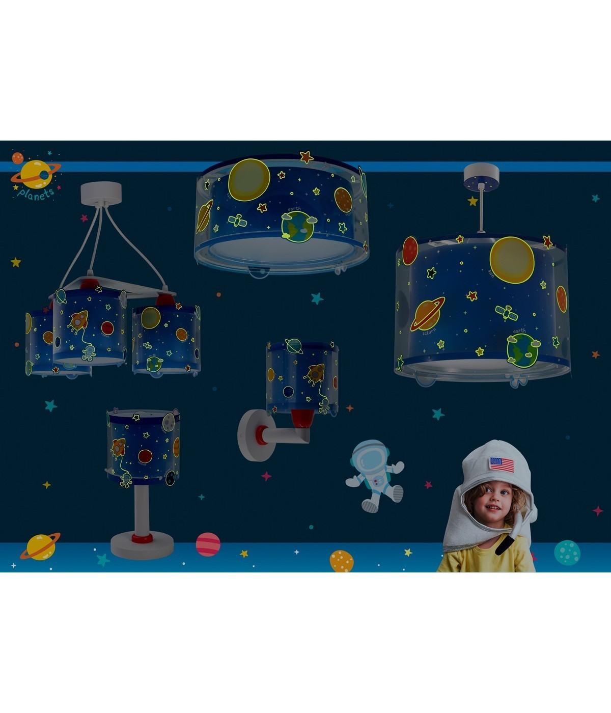 Varias lámparas con diseños de planetas, con un niño y un juguete de astronauta en la escena, con un fondo azul oscuro.