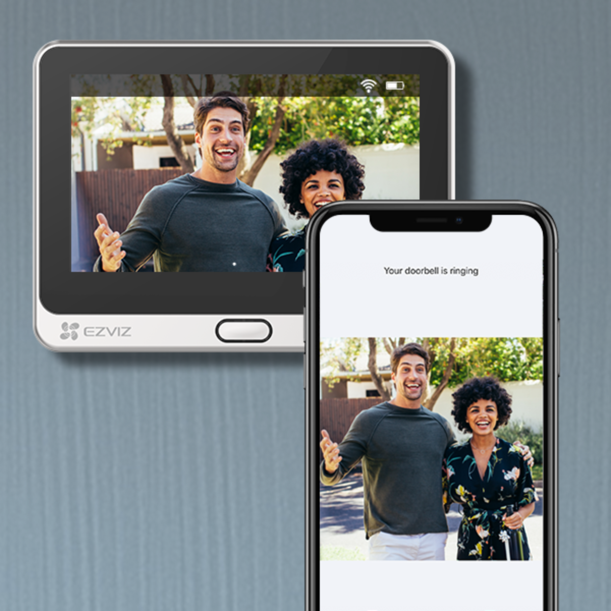Monitor dzwonka i ekran telefonu. Mężczyzna i kobieta na obu ekranach, uśmiechnięci.