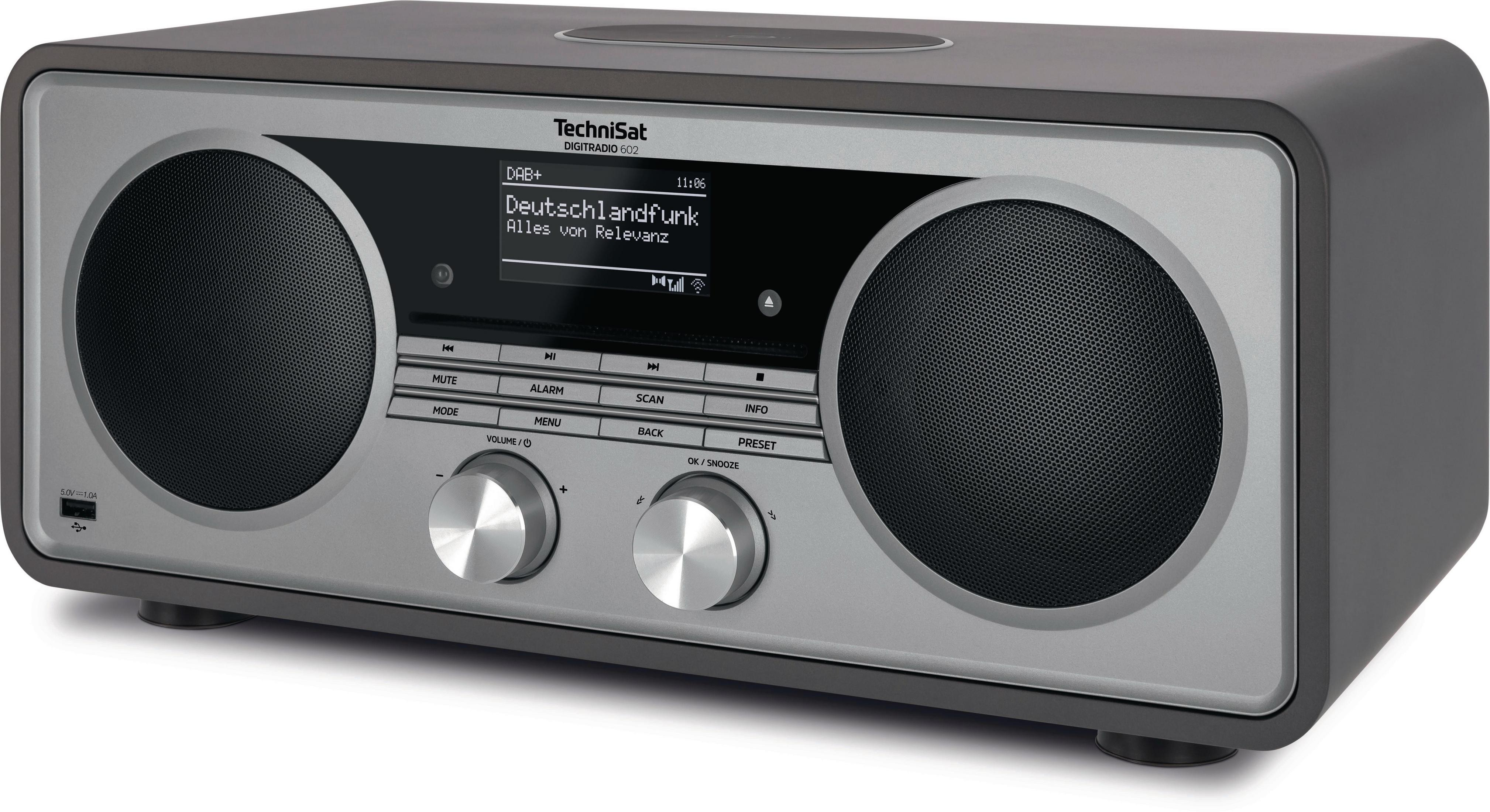 Een zilveren en zwarte digitale radio met een scherm en twee luidsprekers.