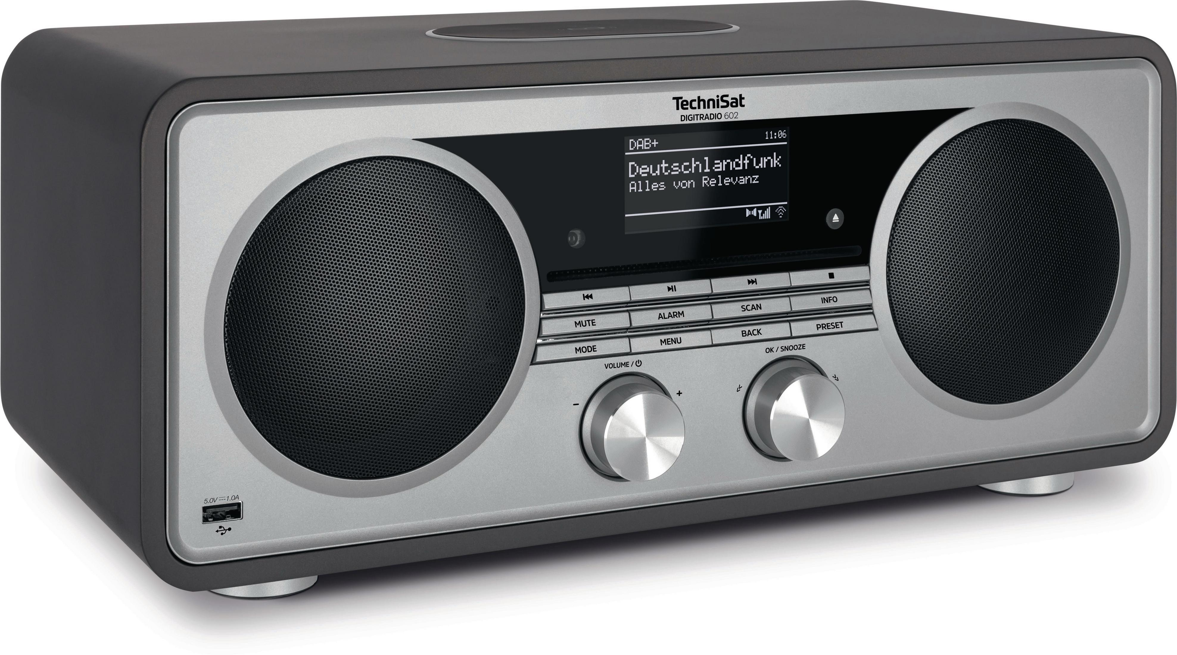 Zwarte en zilveren radio met knoppen en een scherm.