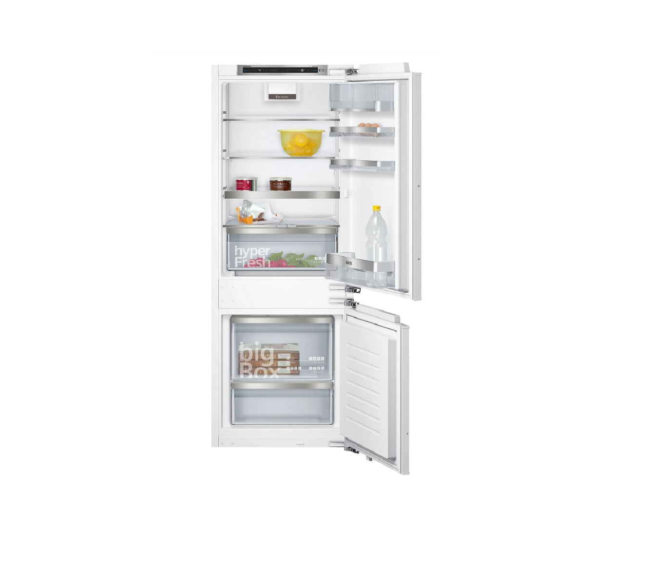 Kühlschrank mit geöffneten Türen. Im Inneren halten Regale Lebensmittel und Getränke. Gefrierfach unten. Weiße Farbe.