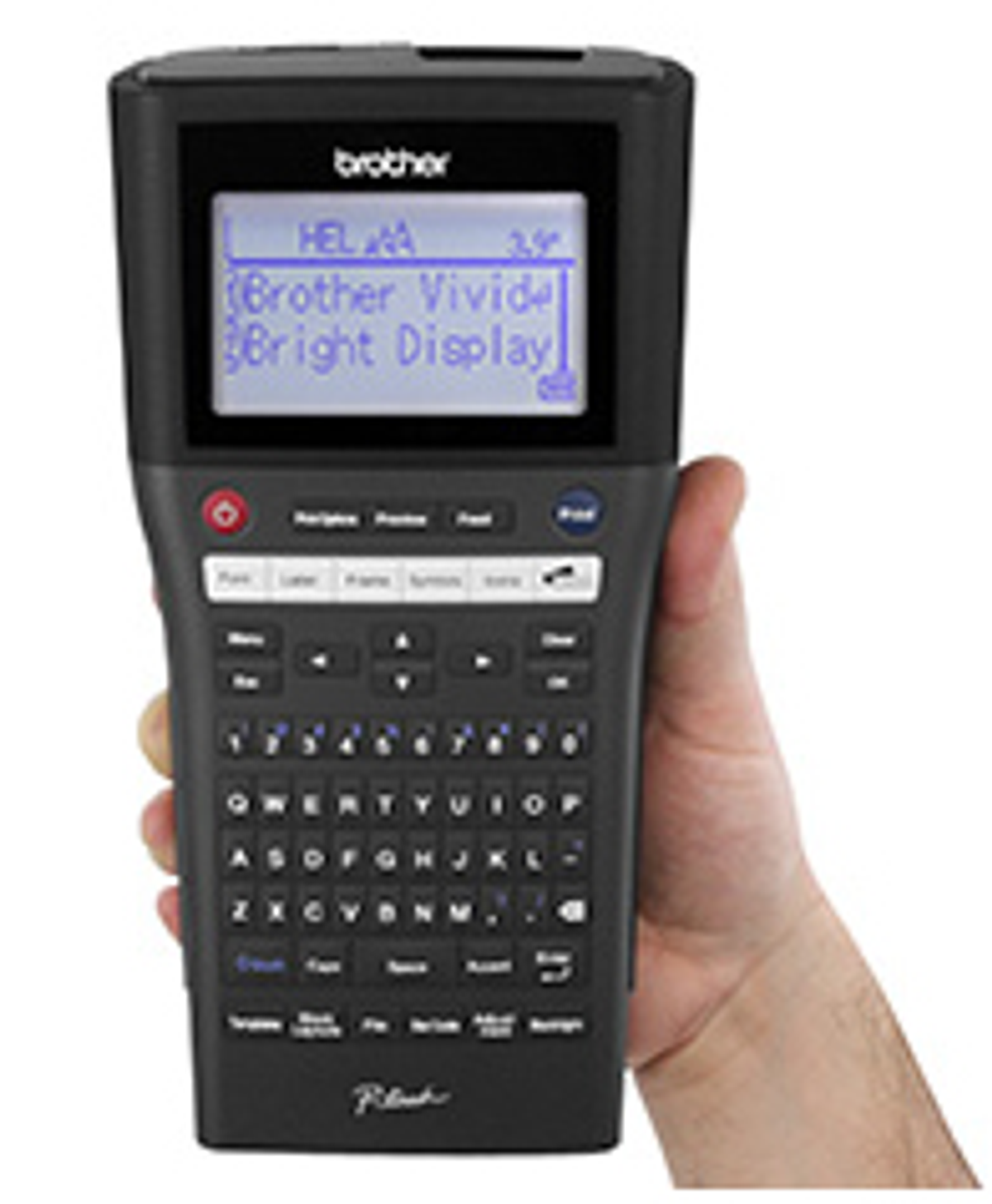 Una mano tiene in mano un'etichettatrice nera con un display luminoso. L'etichetta mostra del testo.