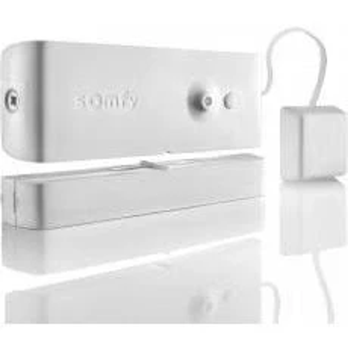 Weißes Gerät mit Somfy-Logo. Drei Teile. Reflektierende Oberfläche.