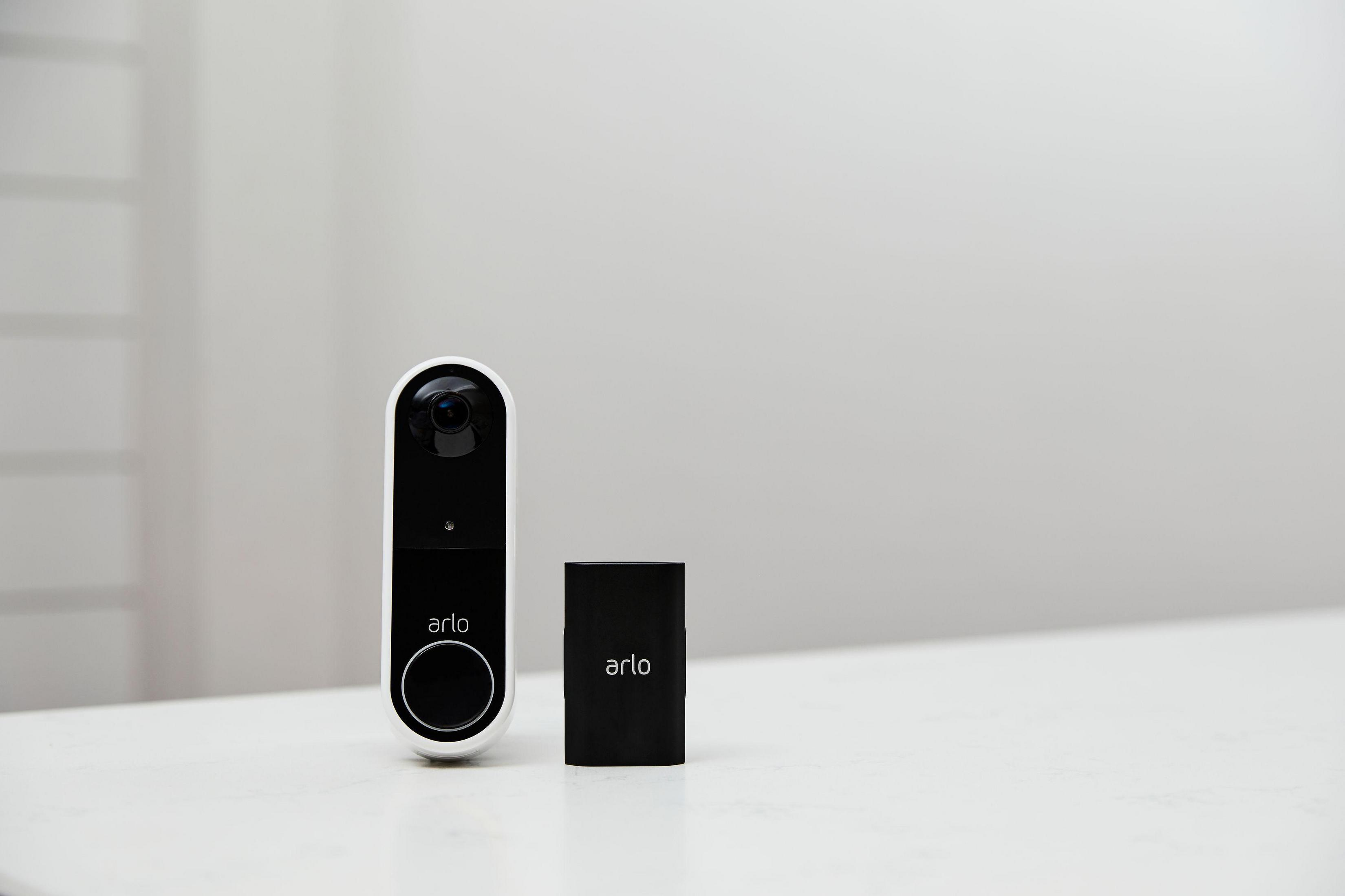 Campanello bianco e nero con base rettangolare nera. Contrassegnato con 'arlo'.