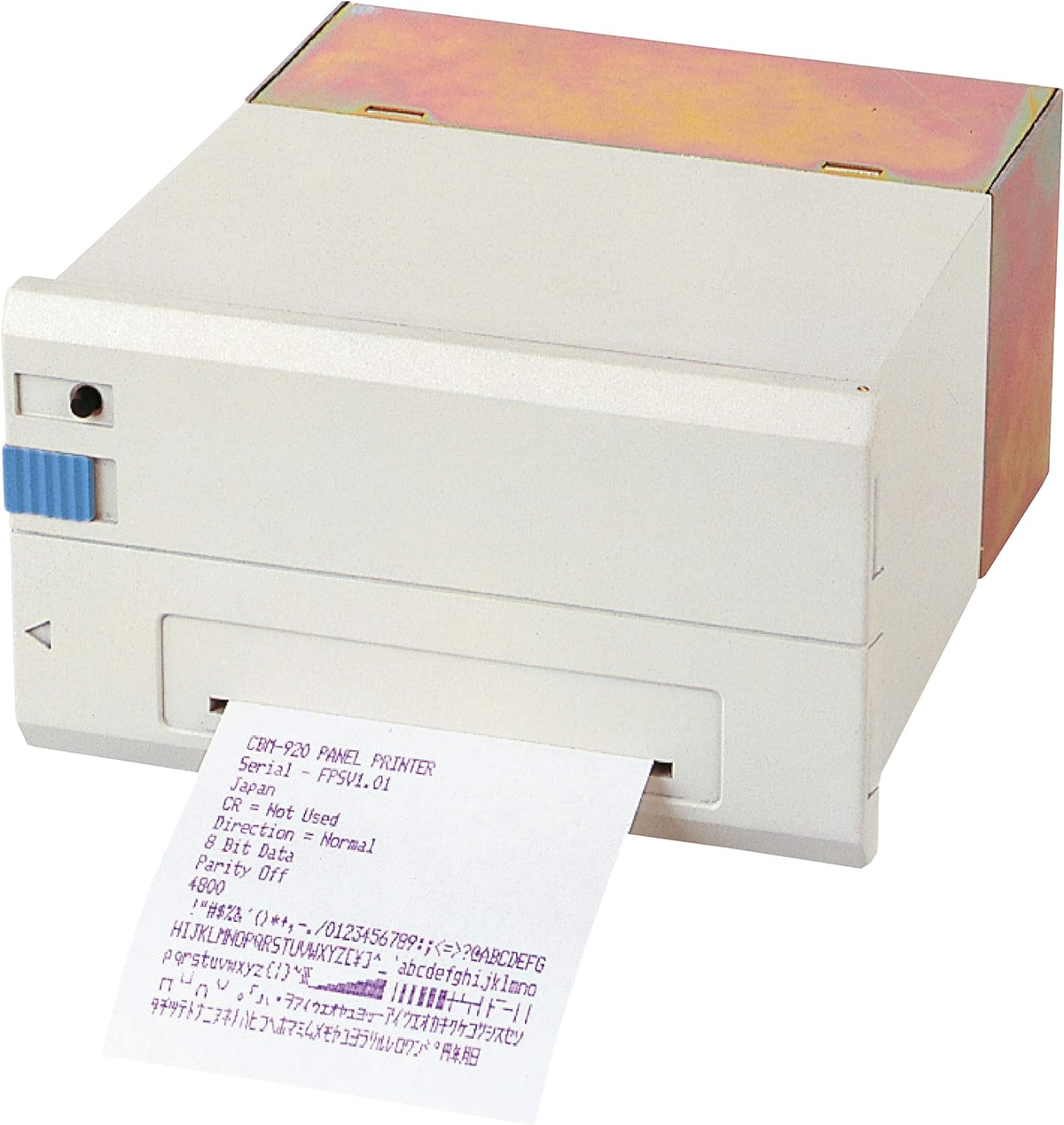 Weißer Drucker mit Textausgabe auf Papier, mit blauem Knopf, auf weißer Oberfläche.