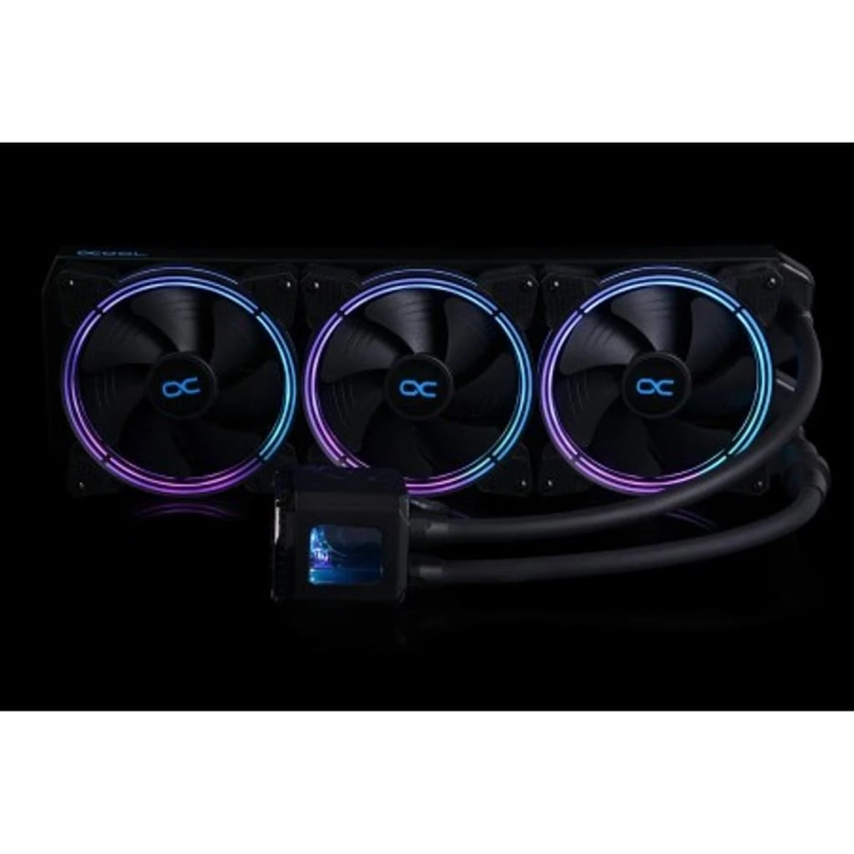 Computer-Lüfter mit blauem und violettem Licht. Der Hintergrund ist schwarz.