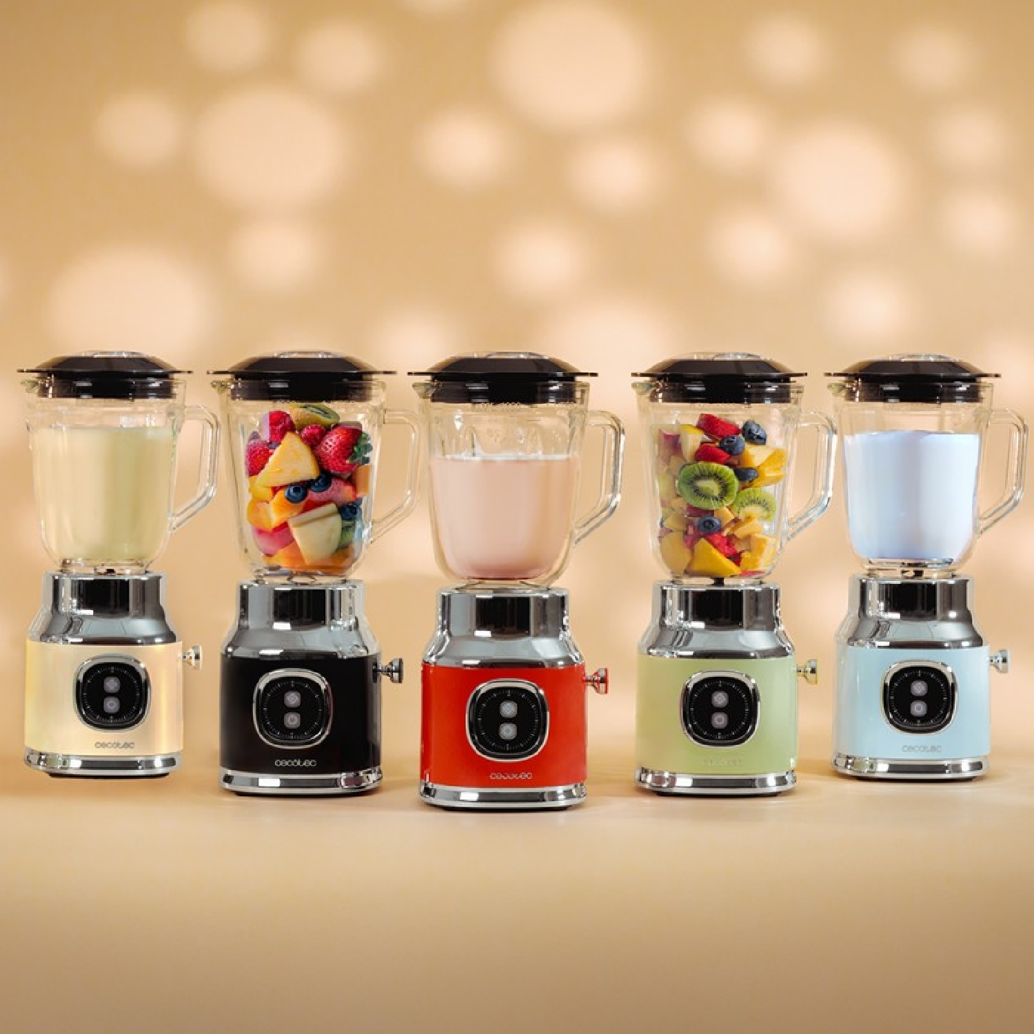 Cinque frullatori con basi di diversi colori e caraffe di vetro piene di frutta e liquidi.