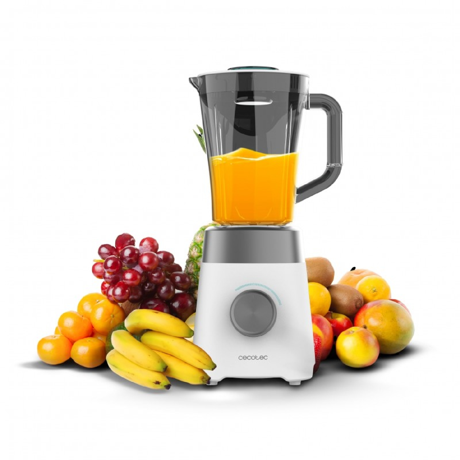 Un frullatore bianco e grigio con un contenitore trasparente di liquido arancione. La frutta circonda la base.