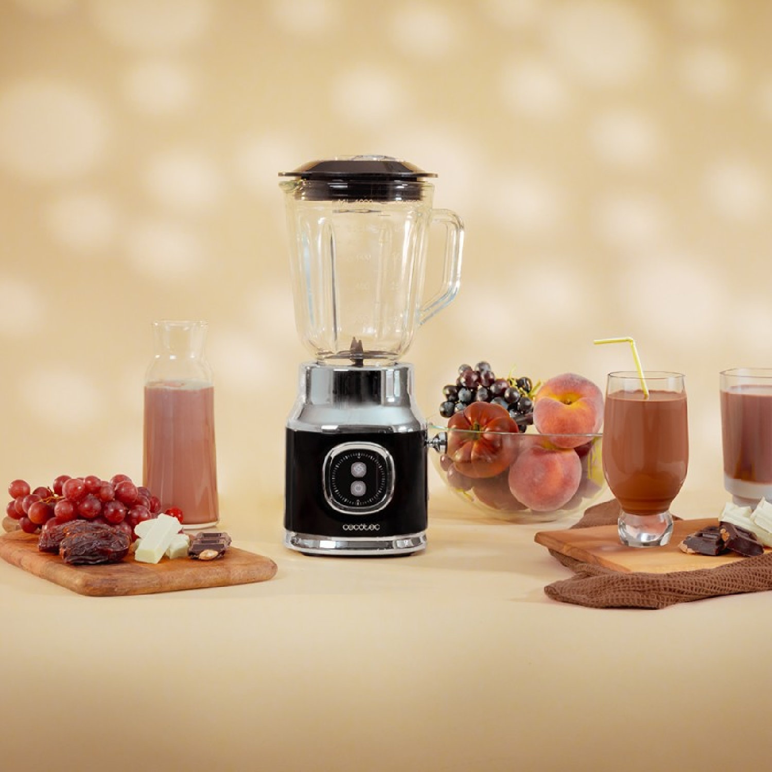 Un frullatore con frutta, bevande e assi di legno. Un frullatore in vetro con coperchio nero è al centro.