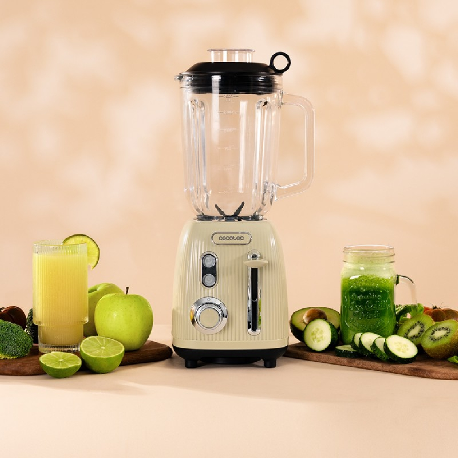 Frullatore con frutta e verdura, tra cui mele, kiwi e cetrioli.