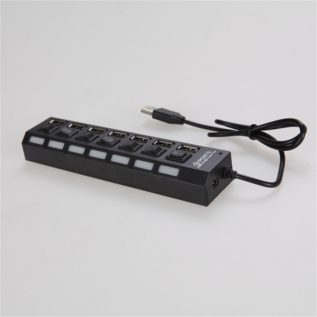Schwarzer USB-Hub mit sieben Anschlüssen, Ein- und Ausschaltern und angeschlossenem USB-Kabel, auf weißem Untergrund.