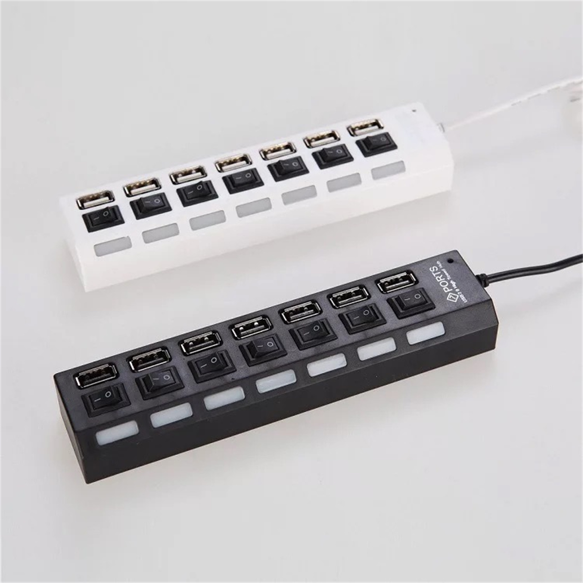 Zwei schwarze und weiße USB-Hubs mit mehreren USB-Anschlüssen.