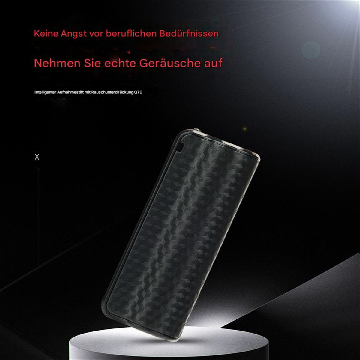Eine schwarze Handyhülle auf einem weißen Ständer, mit deutschem Text. Schwarzer Hintergrund.