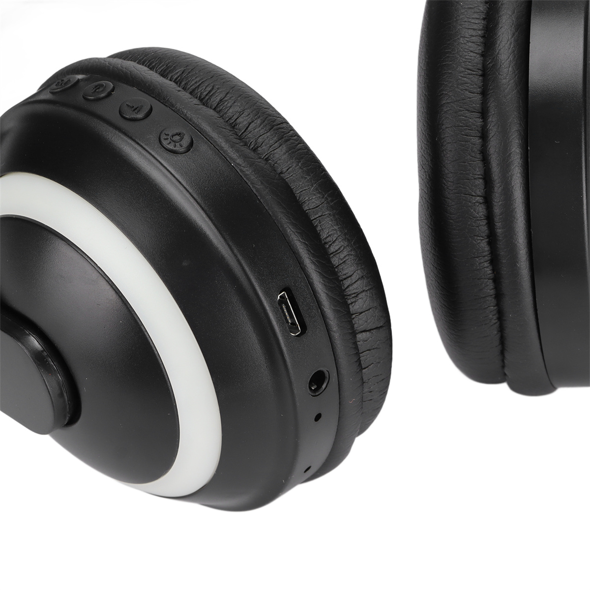 Nahaufnahme eines schwarzen Headsets mit weißem Streifen und Bedienelementen an der Seite.