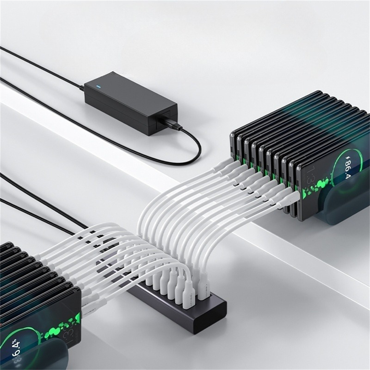 Eine Ladestation mit mehreren Telefonen. Ein schwarzer Netzadapter ist mit der Station verbunden.