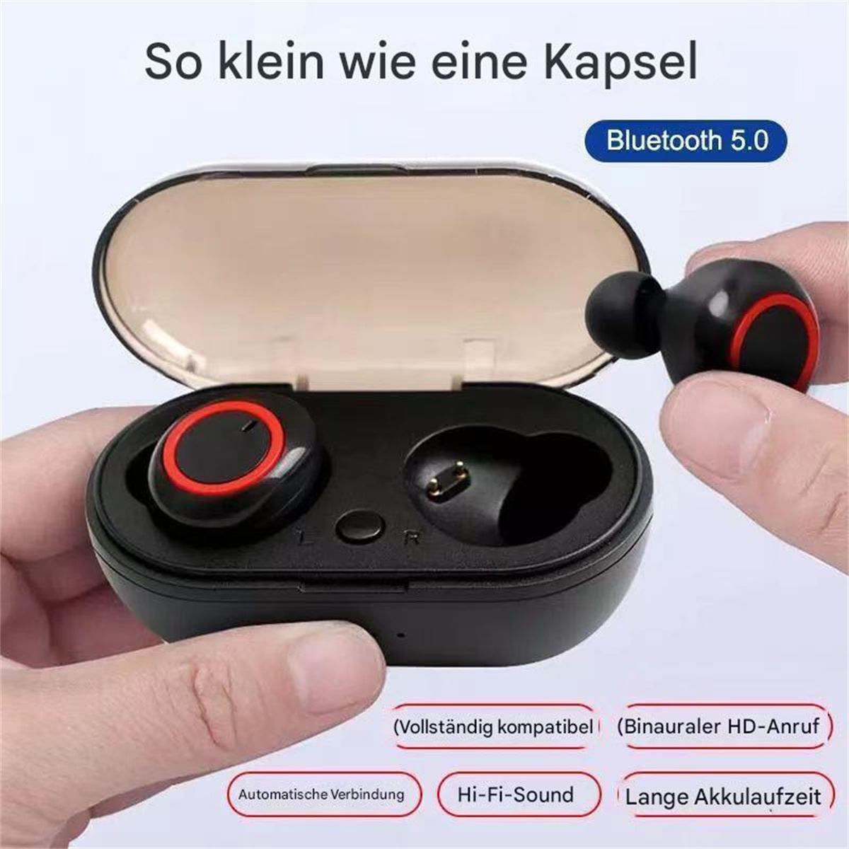 Ein schwarzes Ladeetui mit rot umrandeten Ohrhörern. Das Etui ist offen, und eine Hand hält einen Ohrhörer.