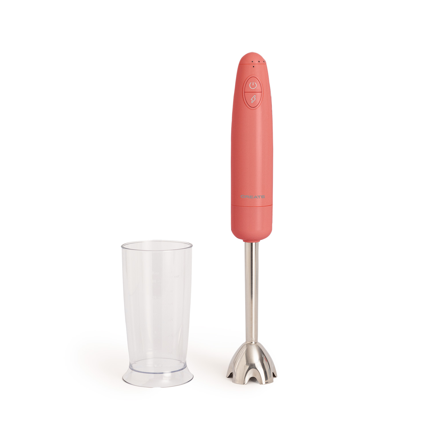 Una batidora de mano rosa y un vaso de plástico transparente sobre una superficie blanca.