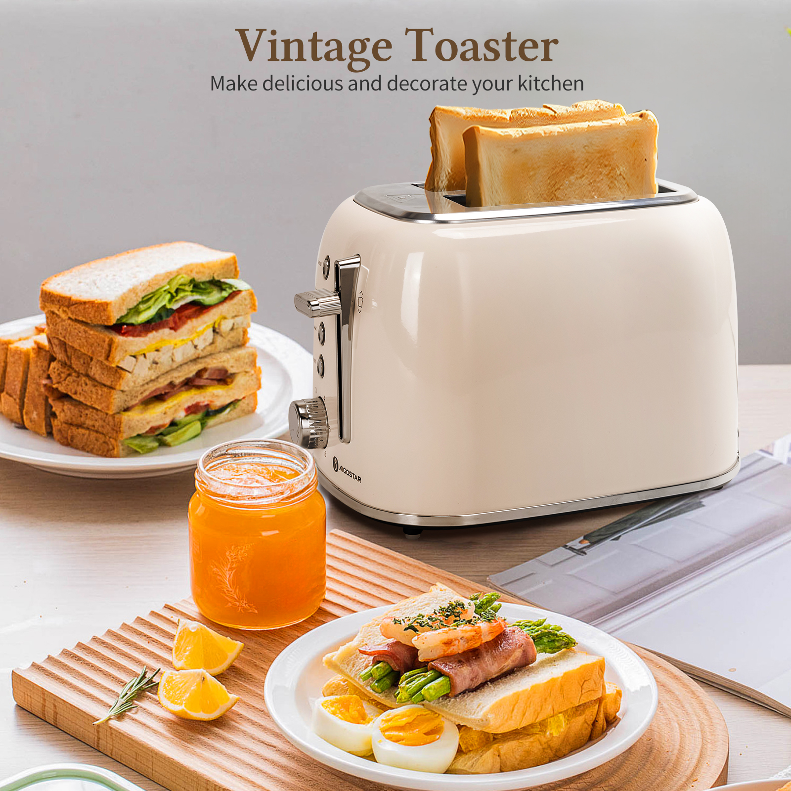 Tostadora con dos rebanadas de pan tostado y un plato con sándwiches y otros alimentos.