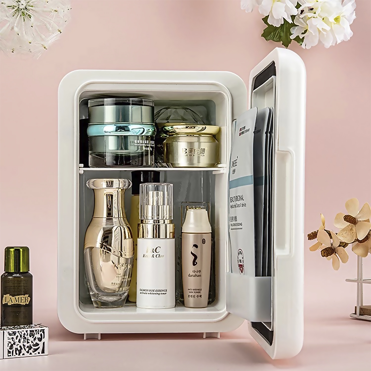 Mini frigo con prodotti per la cura della pelle. Bottiglie e vasetti.