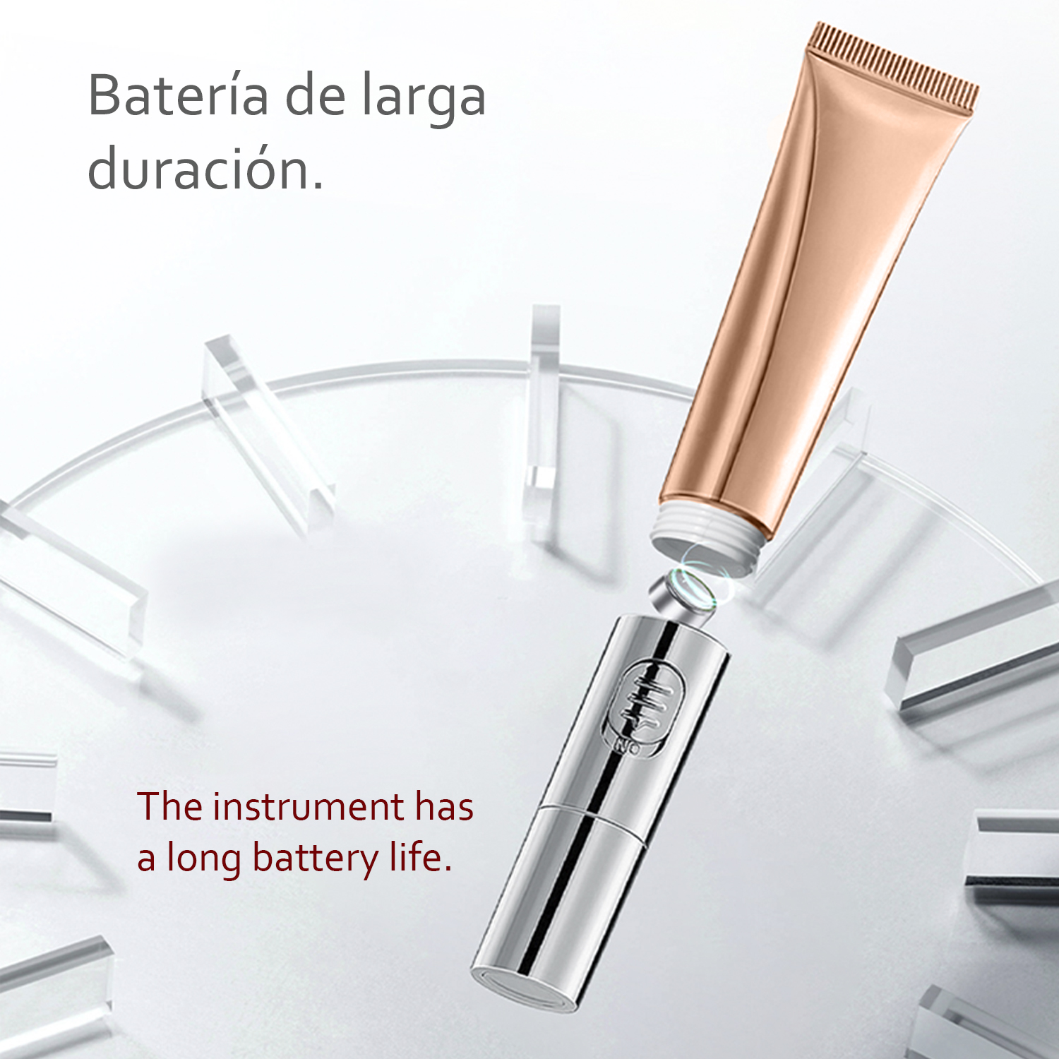 Tubo di prodotto di bellezza color oro con applicatore argentato e testo in spagnolo: lunga durata della batteria.