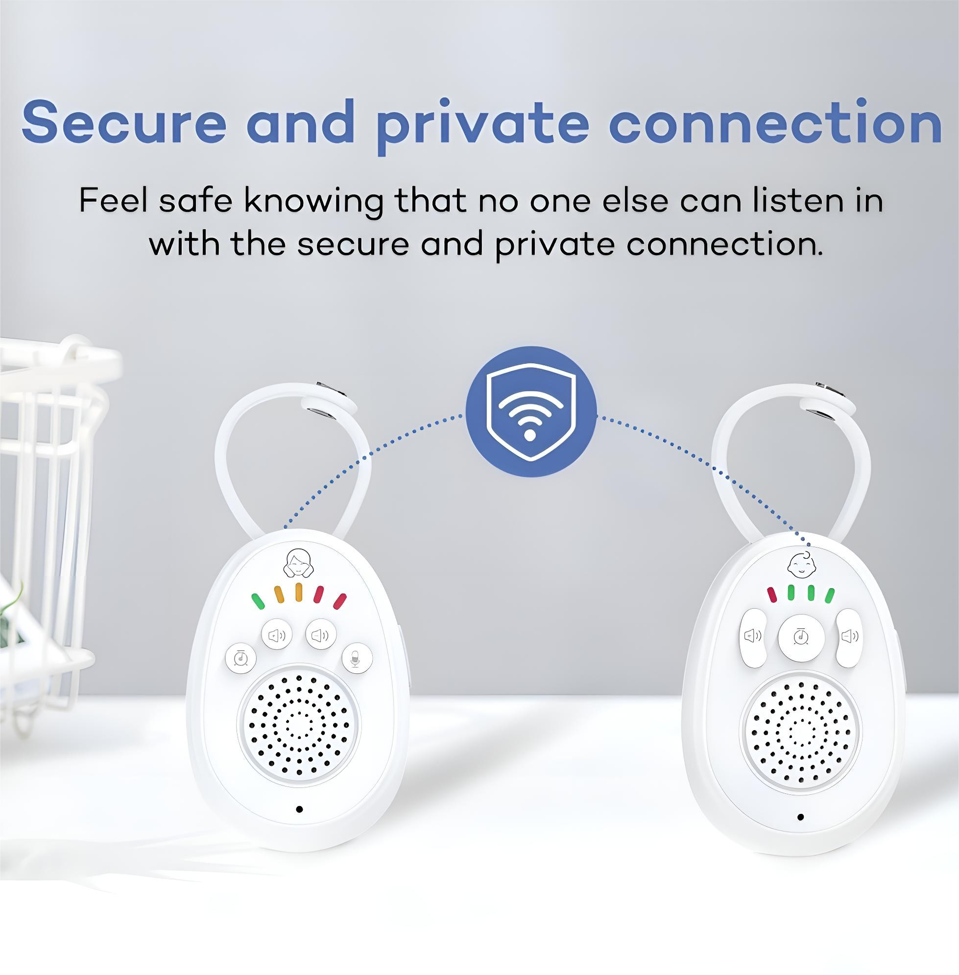 Zwei weiße Babyphones mit WLAN-Symbol auf weißer Oberfläche, weißer Hintergrund.