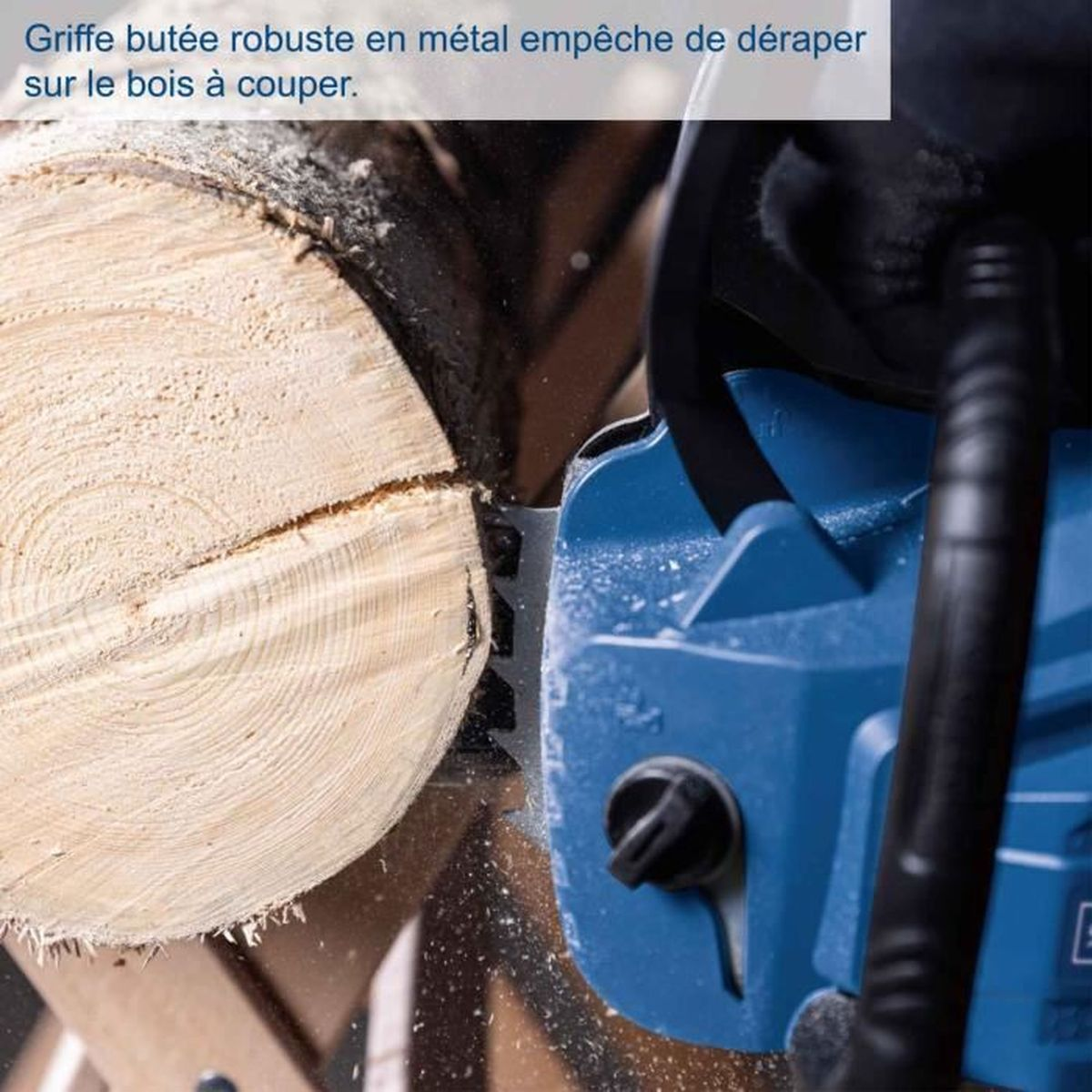 Eine Kettensäge schneidet durch einen Baumstamm. Die Säge ist im Holz. Blaue Kettensäge.