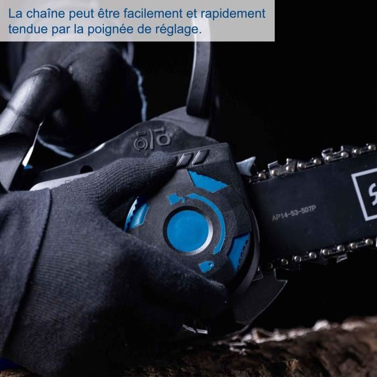 Hand hält eine Kettensäge. Text sagt: „La chaîne peut être facilement tendue...“. Schwarze und blaue Akzente.