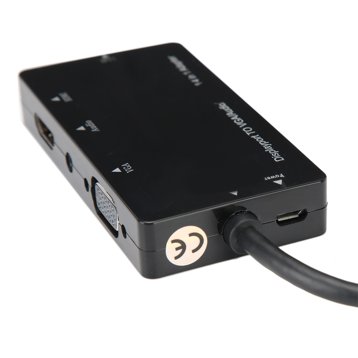 Ein schwarzer DisplayPort-zu-VGA-Adapter wird mit verschiedenen Anschlüssen und angeschlossenem Kabel angezeigt.