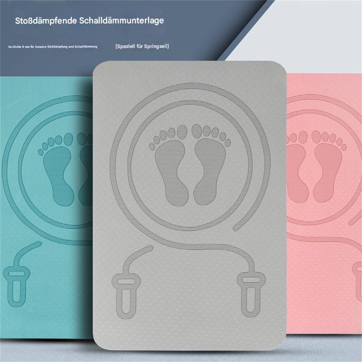 Drei farbenfrohe Trainingsmatten mit Fußabdrücken und einem Springseildesign. Sie sind blau, grau und rosa.