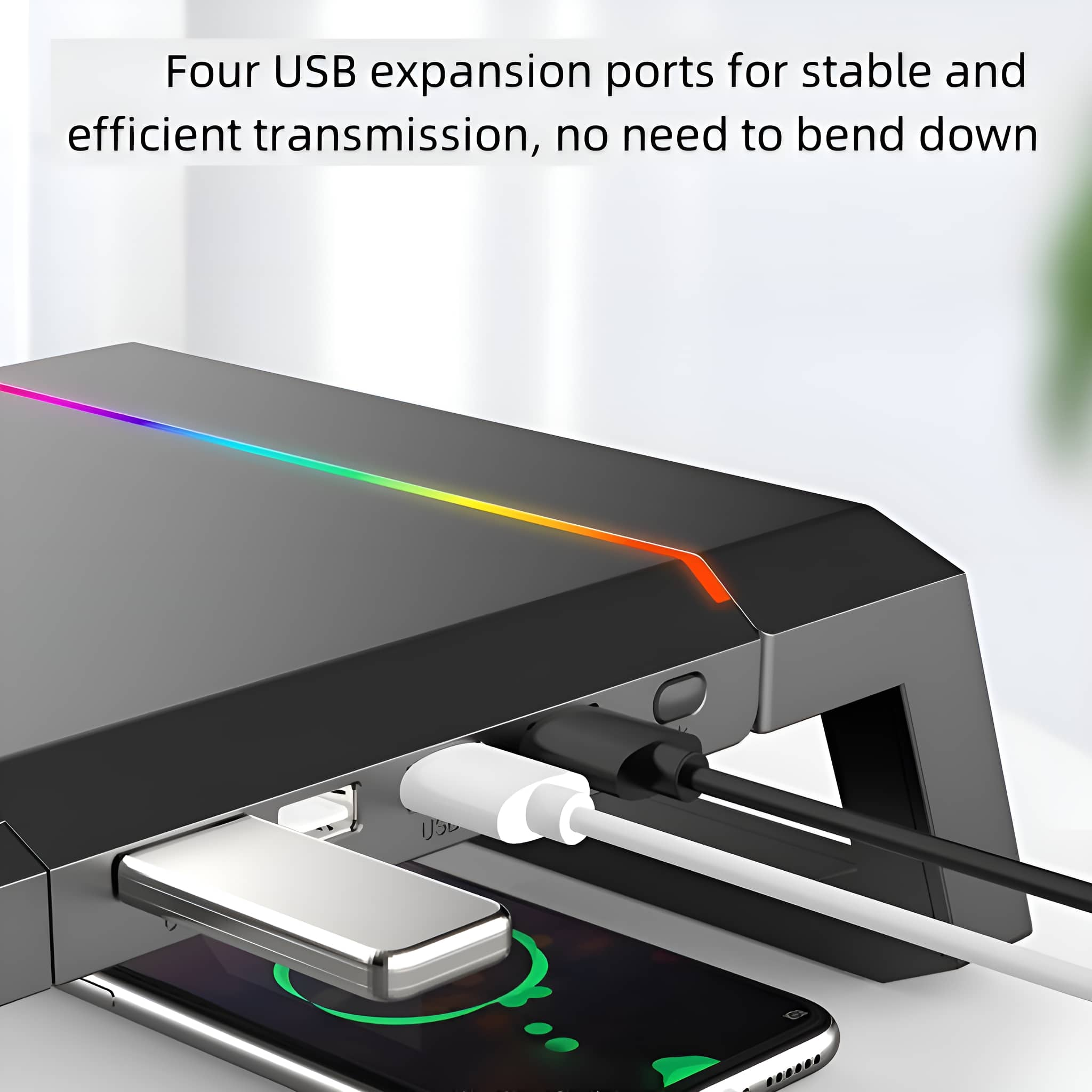 Ein schwarzes Gerät mit USB-Anschlüssen, Kabeln und einem ladenden Telefon, mit weißer Oberfläche.