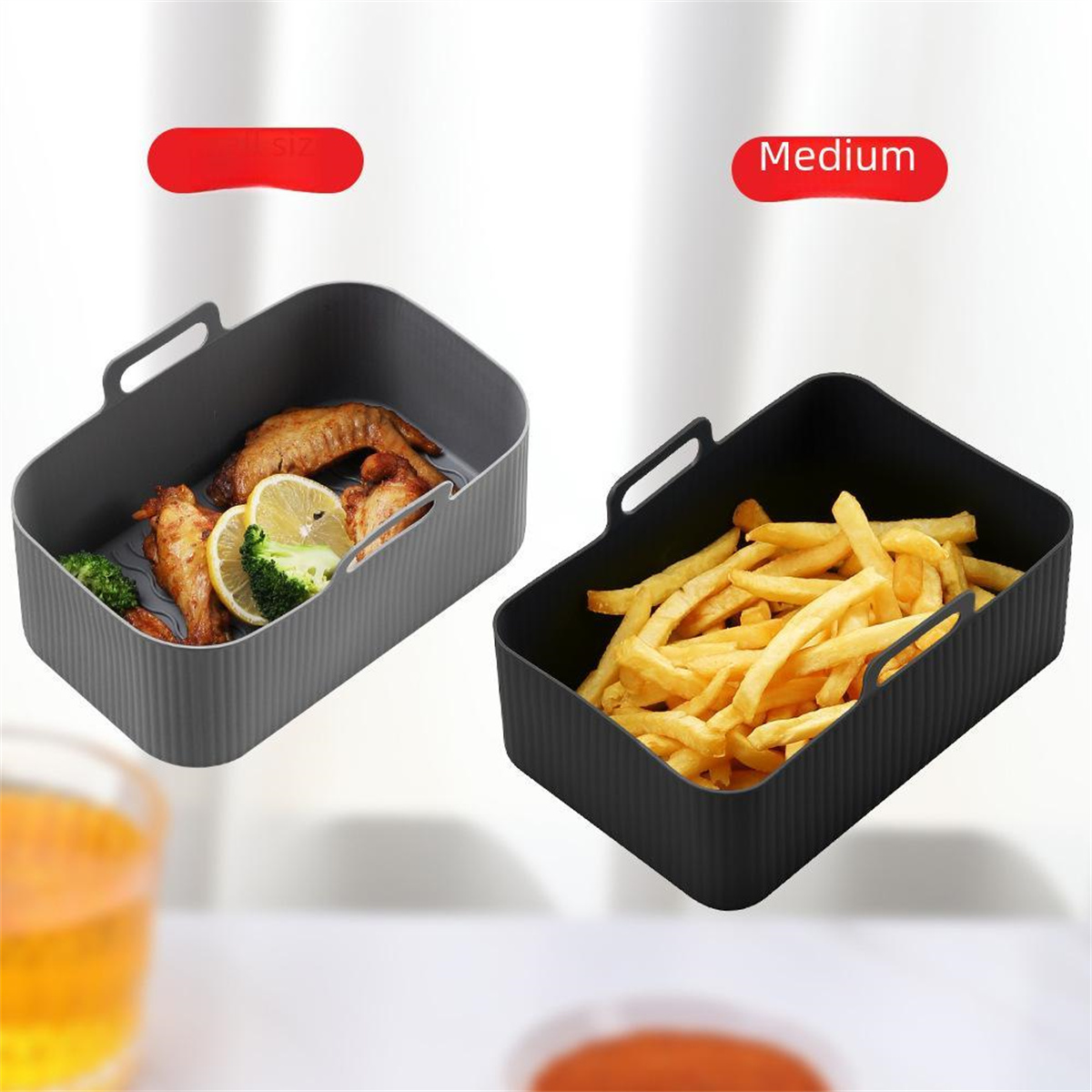 Zwei schwarze Silikon-Heißluftfritteusen-Körbe, einer mit „Full Size“ und einer mit „Medium“.