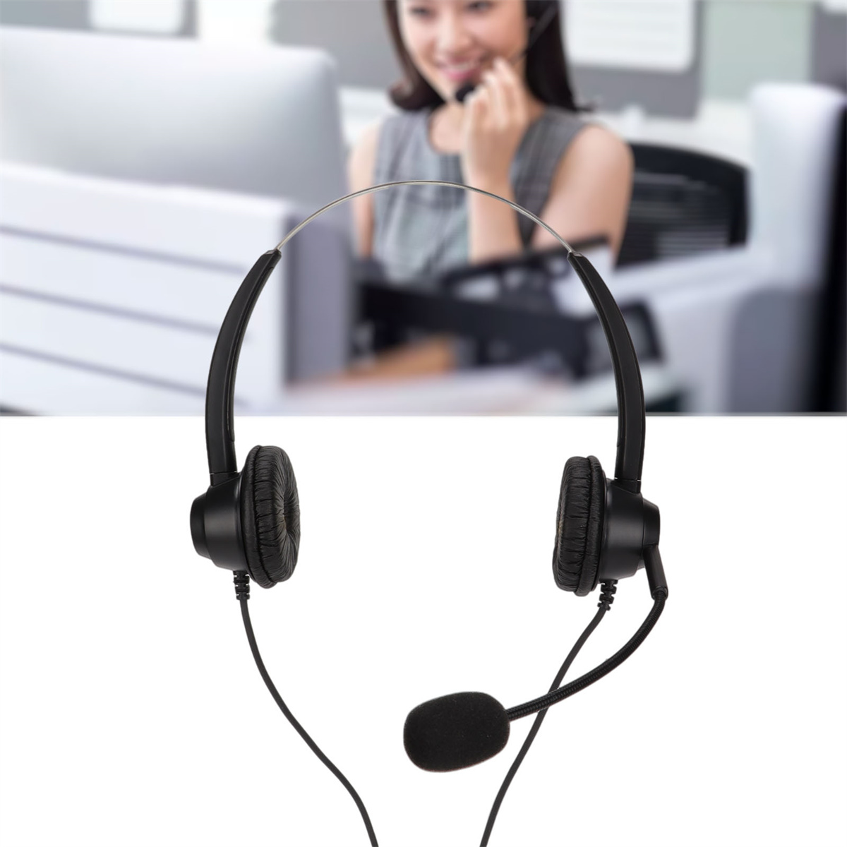 Ein schwarzes Headset mit Mikrofon. Eine Person ist unscharf im Hintergrund, die einen Computer benutzt.