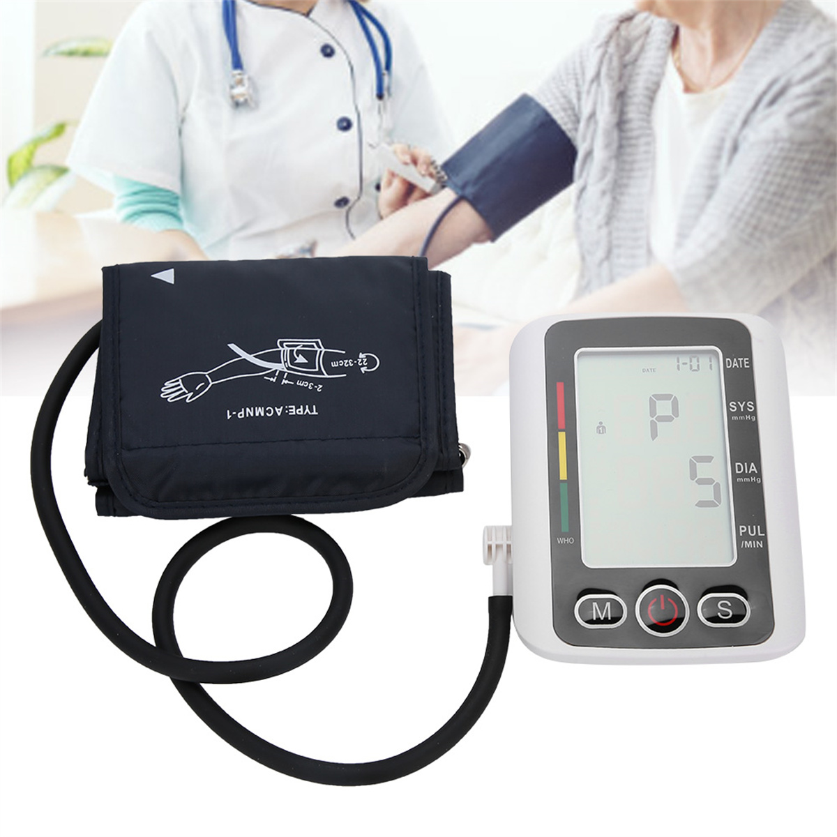 Ein Arzt misst den Blutdruck eines Patienten mit einem digitalen Monitor und einer Armmanschette.