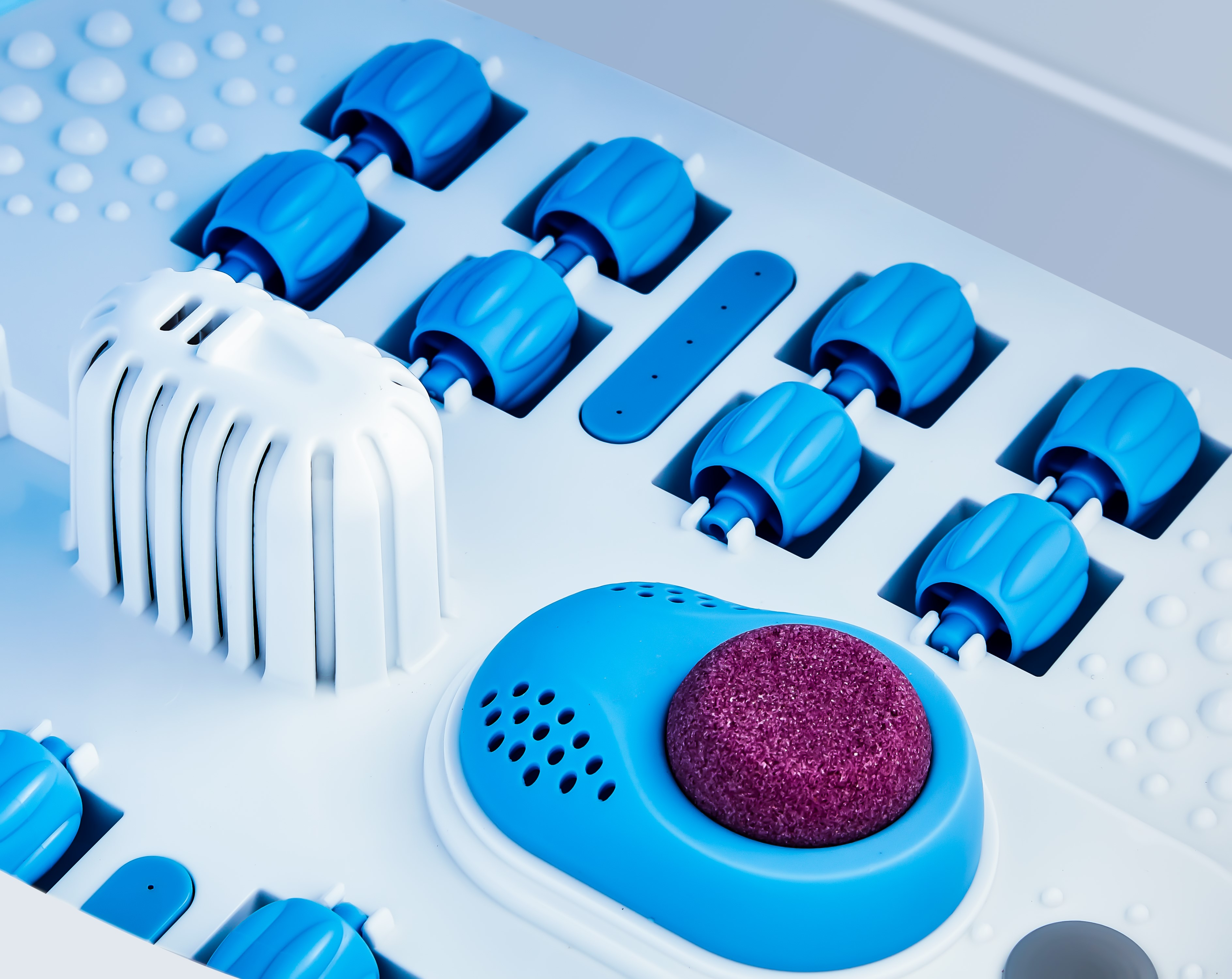 Weiße Spa-Fußpflegemaschine Nahaufnahme. Blaue und violette Details. Weißer Hintergrund.