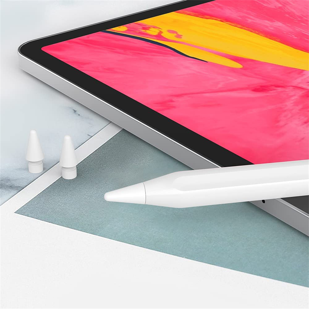 Ein weißer Stift zeigt auf ein Tablet. Zwei zusätzliche Stiftspitzen sind im Hintergrund.