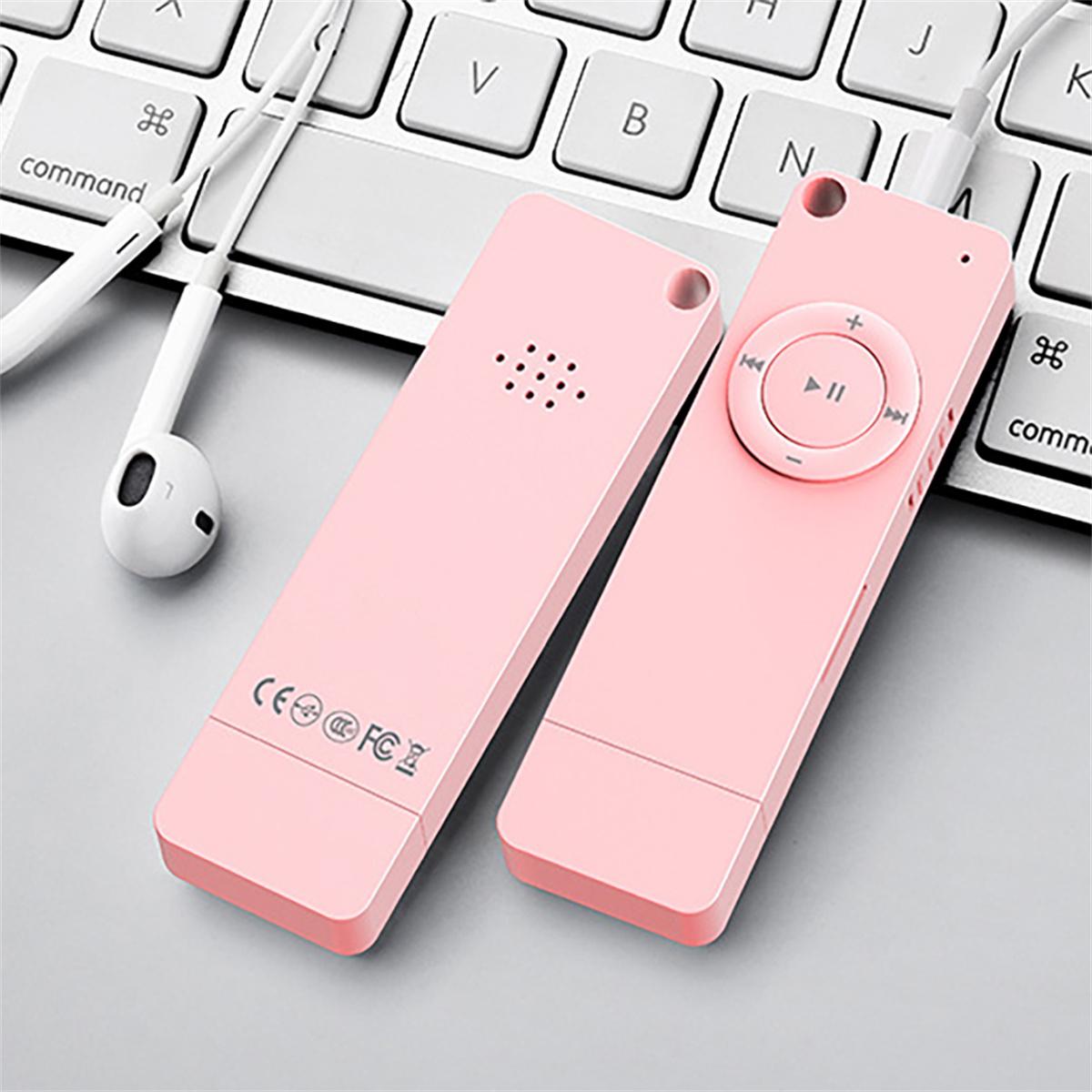 Rosa MP3-Player und eine Tastatur mit Ohrhörern.