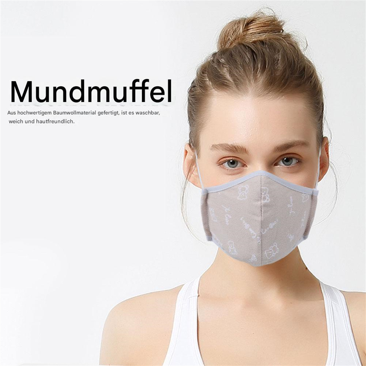 Frau trägt eine helle Gesichtsmaske mit kleinen Bären bedruckt.