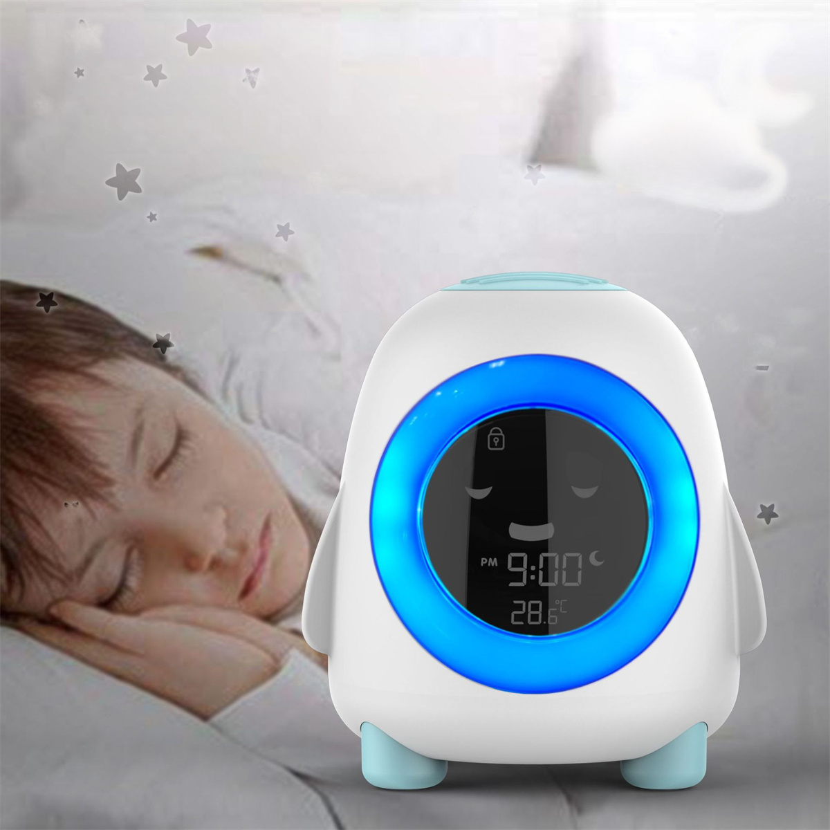 Ein pinguinförmiges Nachtlicht mit Digitaluhr, neben einem schlafenden Kind in einem dunklen Raum.