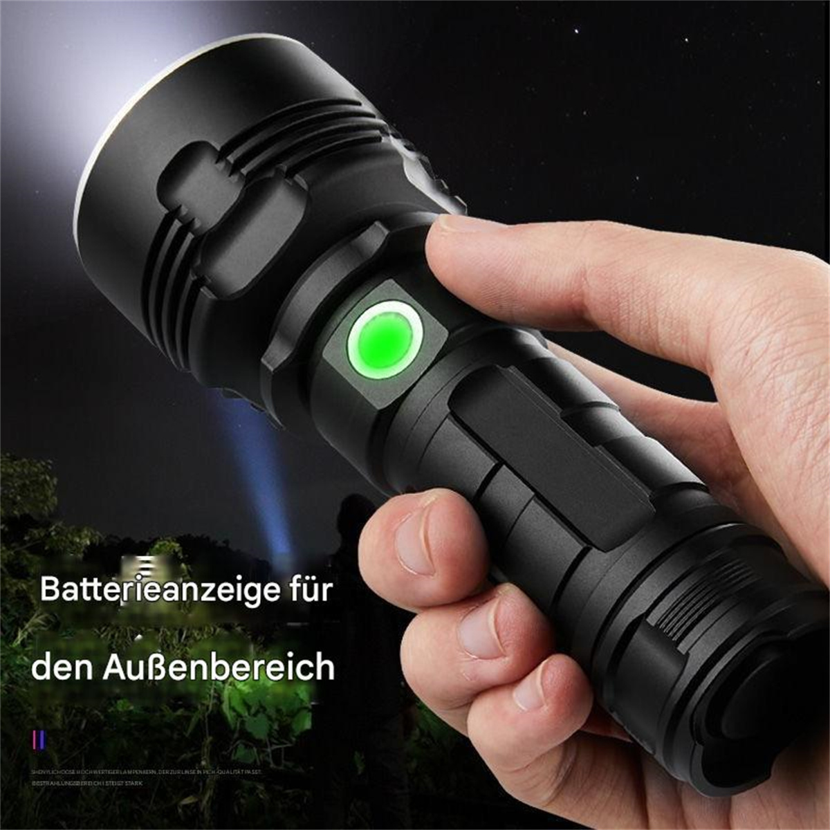 Schwarze Taschenlampe mit grünem Knopf, gehalten von einer Hand.