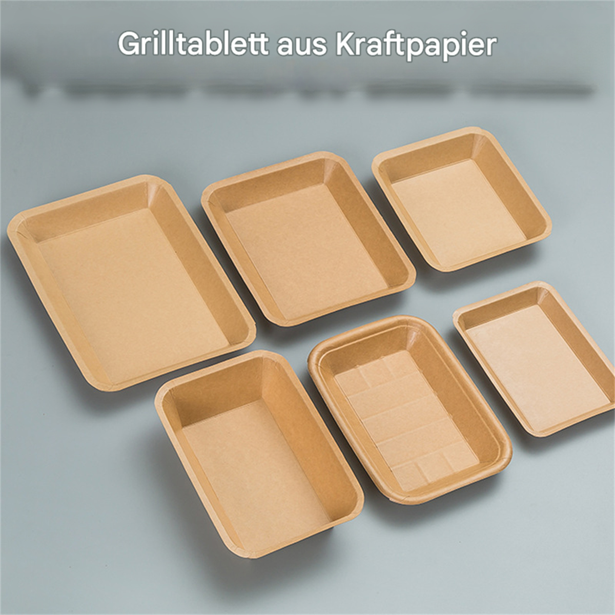 Sechs braune Papp-Essensschalen auf hellgrauer Oberfläche. Text: 'Grilltablett aus Kraftpapier'.