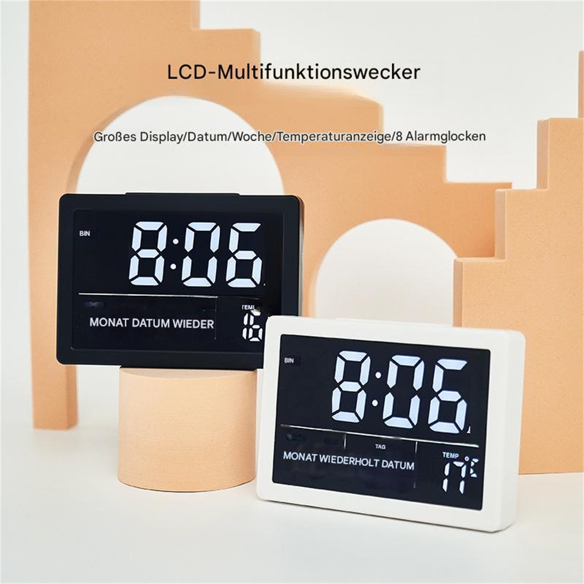 Zwei schwarze digitale Wecker mit der Anzeige 8:06. Einer steht auf einem Ständer.