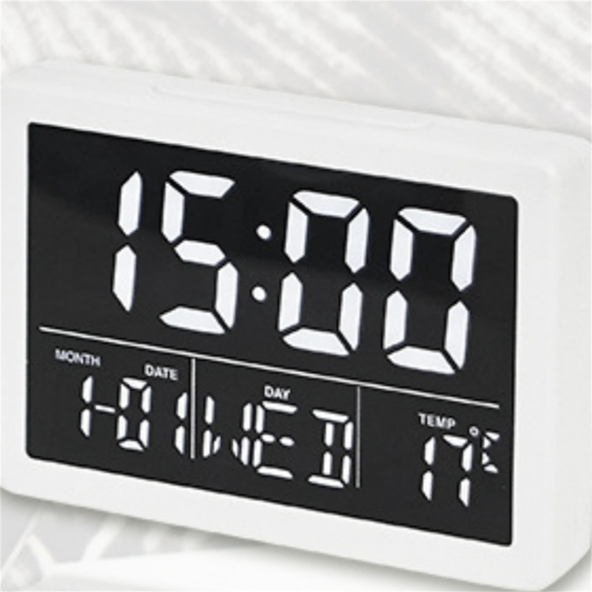 Digitaluhr, die 15:00 Uhr anzeigt, mit Datum und Tag sowie Temperatur 17. Weißer Rahmen.
