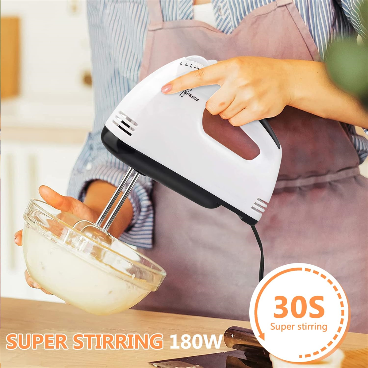Eine Frau verwendet einen weißen Handmixer, um Zutaten in einer klaren Schüssel zu verrühren.
