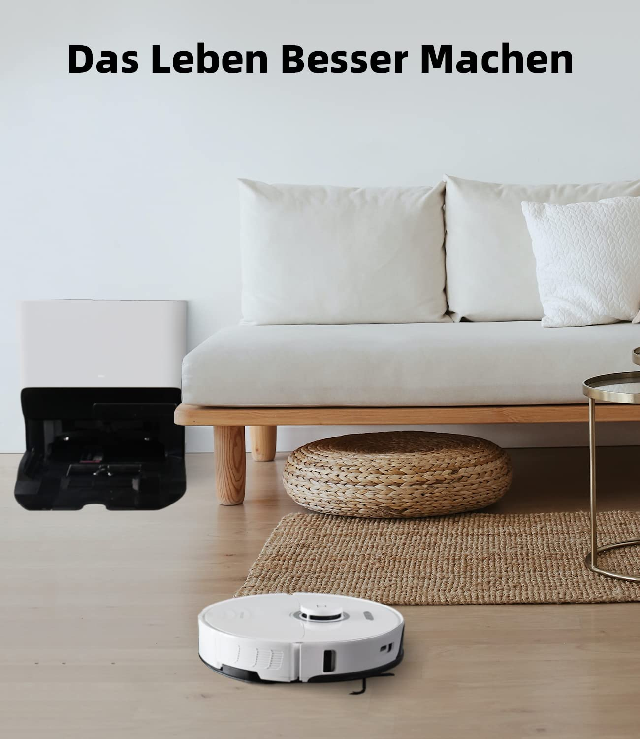 Weißer Roboter-Staubsauger auf Holzboden. Sofa und Teppich im Hintergrund.