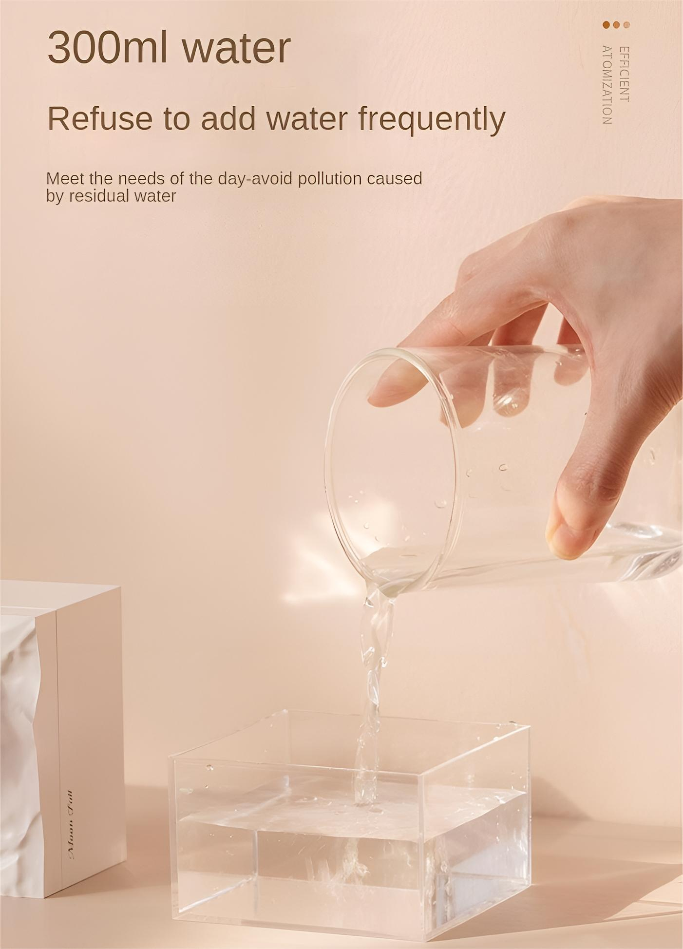 Hand gießt Wasser aus einem Glas in einen transparenten quadratischen Behälter. Text: 300ml Wasser.